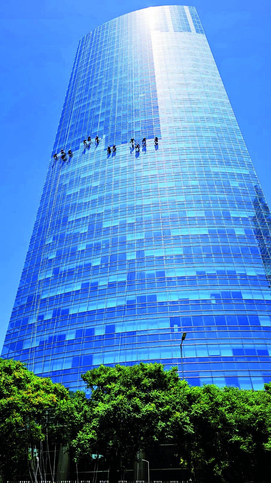 Operarios de Tower Service Corp trabajando en altura
